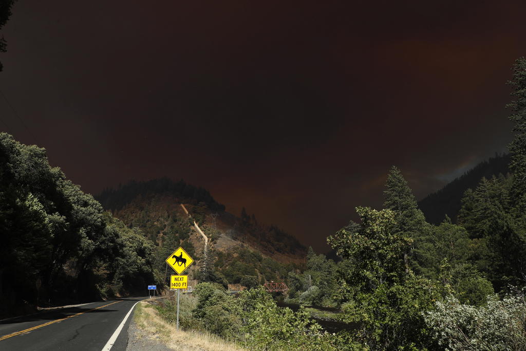 Varias áreas del oeste y centro-norte de Estados Unidos estaban bajo alertas de calidad ambiental el domingo debido al humo emanado por los enormes incendios forestales en el país. (ARCHIVO) 
