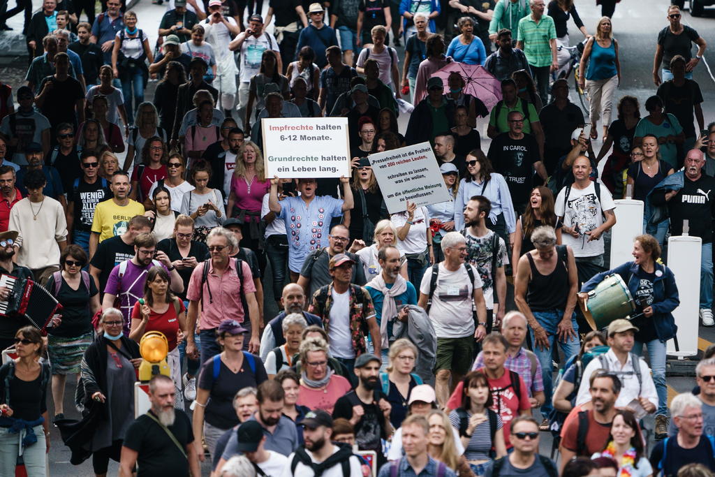 Cientos de personas salieron a las calles de Berlín el domingo para protestar contra las medidas implementadas por el gobierno alemán a causa de la pandemia de coronavirus, sin importar una prohibición a las concentraciones, lo que provocó arrestos y enfrentamientos con la policía. (EFE) 