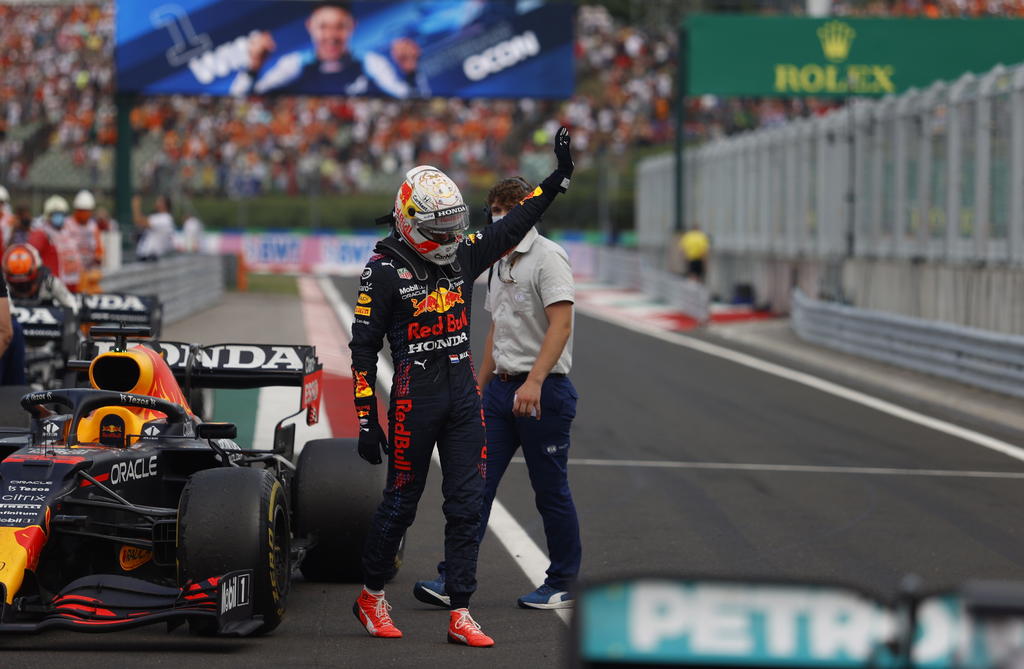El piloto Max Verstappen, de Red Bull, no tardó en manifestar su frustración después de ser sacado de la pista en la primera vuelta de una carrera de la Fórmula Uno por segunda ocasión consecutiva y de haber perdido el liderato general.