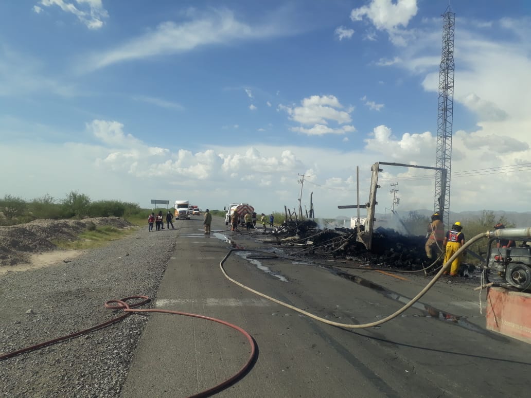 Tráiler se incendia en la carretera Saltillo-Torreón