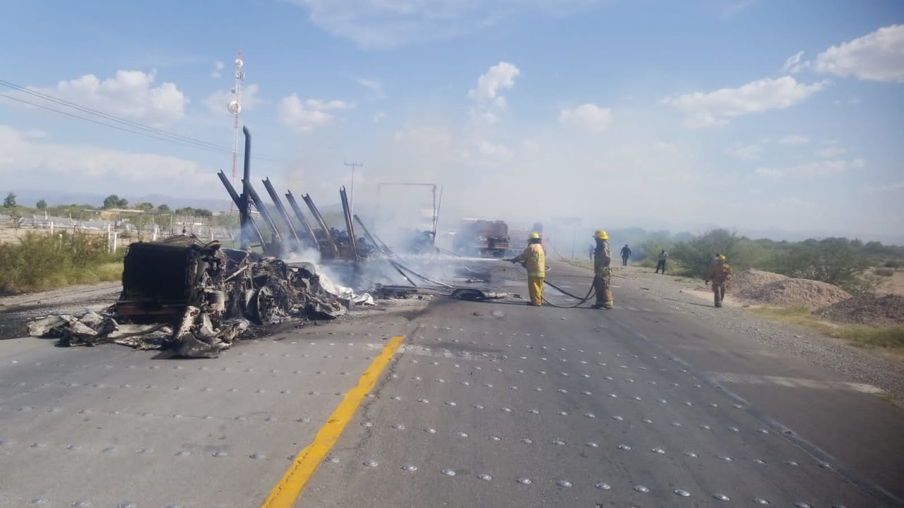 Tráiler se incendia en la carretera Saltillo-Torreón