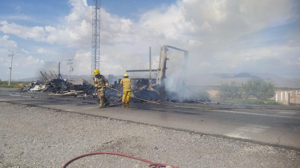 Un tráiler cargado con madera quedó reducido a cenizas tras incendiarse sobre la carretera libre Saltillo-Torreón, no hubo personas lesionadas.
