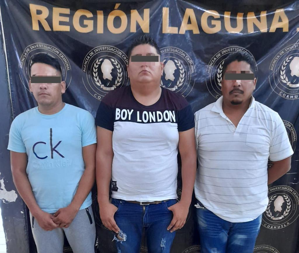 La Fiscalía General del Estado de Coahuila, informó sobre la detención de tres sujetos señalados por su presunta responsabilidad en el robo a una joyería en el municipio de Matamoros.

