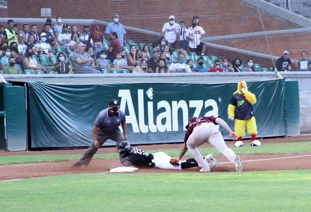 El pitcheo de los Algodoneros del Unión Laguna no pudo ni meter las manos ante la salvaje ofensiva de los Saraperos de Saltillo que pegó esta noche 21 hits para apalear a los Guindas por pizarra de 17 carreras a 0, en la conclusión de la serie disputada en el estadio Francisco I. Madero, de la capital coahuilense. (ARCHIVO) 
