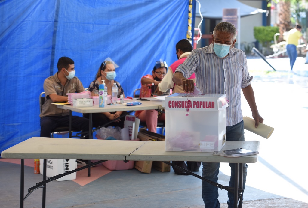 En los distritos 05 y 06 del Instituto Nacional Electoral, con cabecera en Torreón, se instalaron sin problema la totalidad de las mesas receptoras para la Consulta Popular. (JESÚS GALINDO)