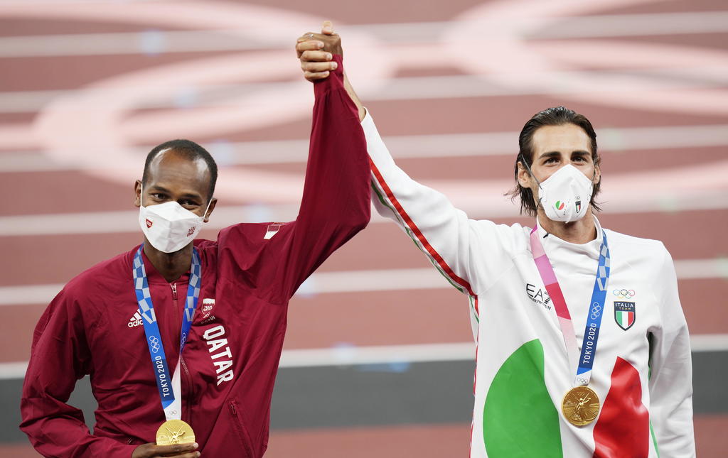 El hecho se presentó en el salto de altura, prueba en la que el qatarí Mutaz Essa Barshim y el italiano Gianmarco Tamberi tuvieron el mismo registro y compartieron el máximo logro otorgado en los Juegos Olímpicos.
(EFE)