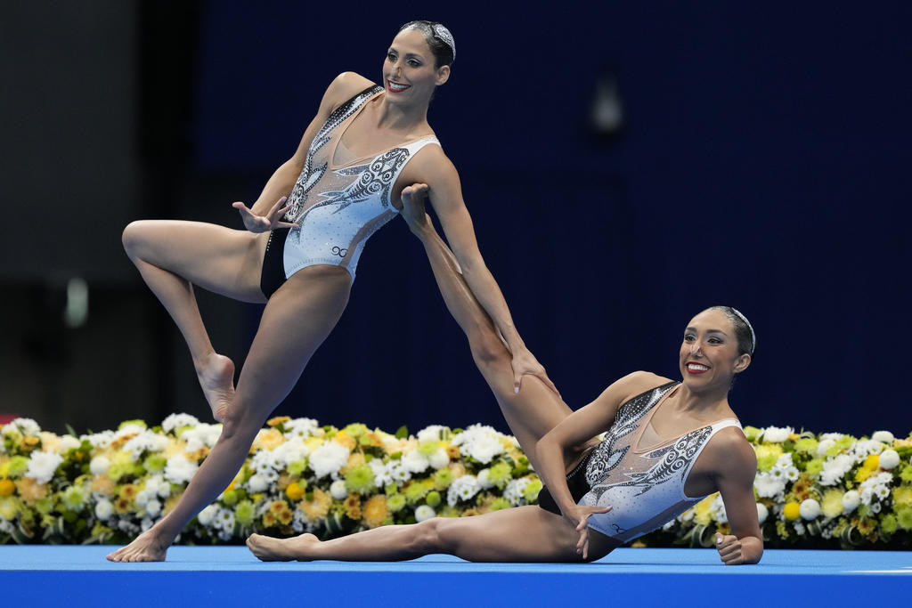 Con un traje en blanco y negro con estampados del Yin y el Yang, Nuria Diosdado y Joana Jiménez se presentaron en la natación artística de los Juegos Olímpicos de Tokio 2020. (AP).


