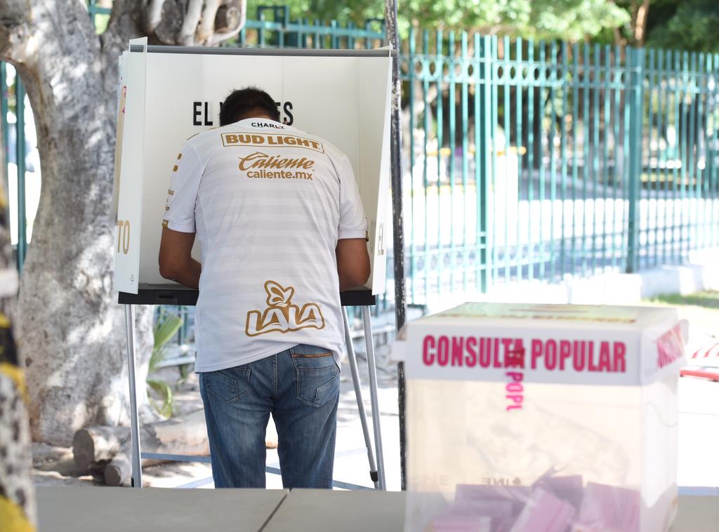 El Vocal Ejecutivo del INE, José Luis Vázquez López, agradeció la participación de los ciudadanos que participaron como funcionarios de casilla en la primera consulta popular en la historia de México. (EL SIGLO DE TORREÓN)