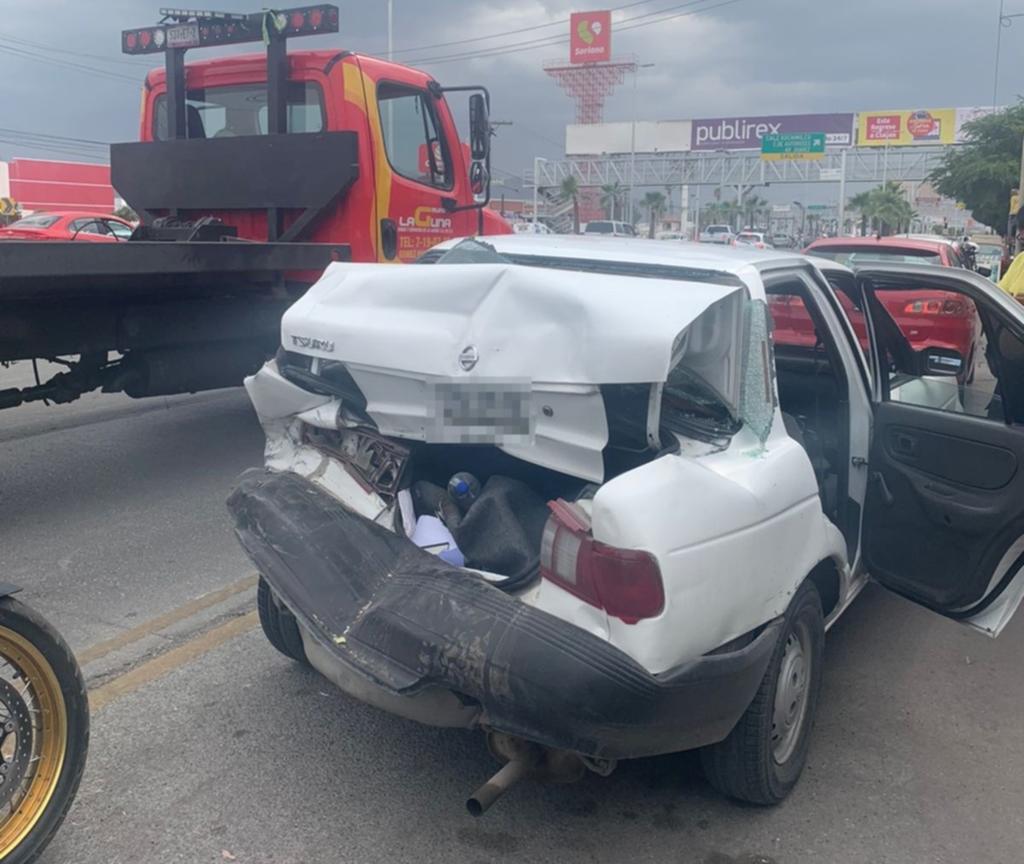 La tarde de este lunes se registró un aparatoso choque por alcance frente a la colonia Felipe Ángeles de la ciudad de Torreón que dejó como saldo una pareja lesionada. (EL SIGLO DE TORREÓN)