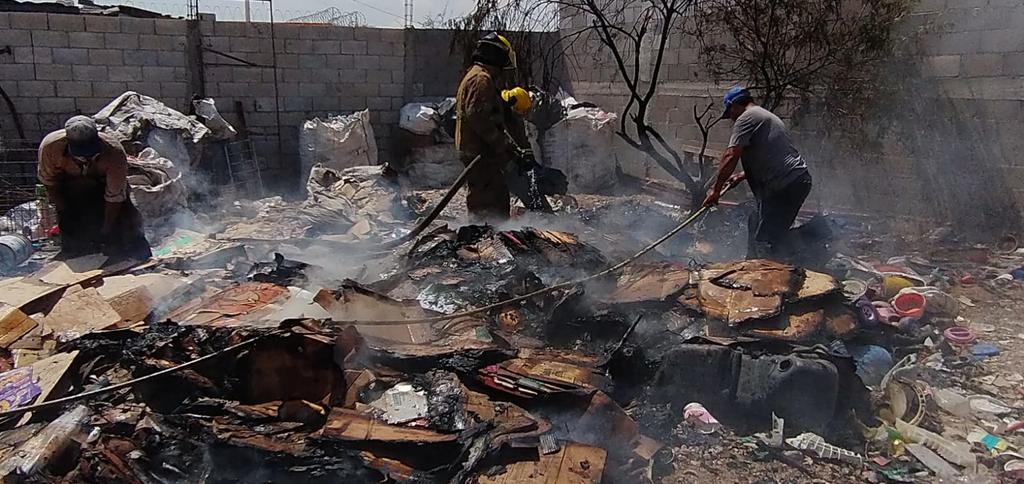 Se incendia recicladora ubicada en la colonia Luis Donaldo Colosio de Gómez Palacio, las autoridades únicamente reportaron daños materiales. (EL SIGLO DE TORREÓN)