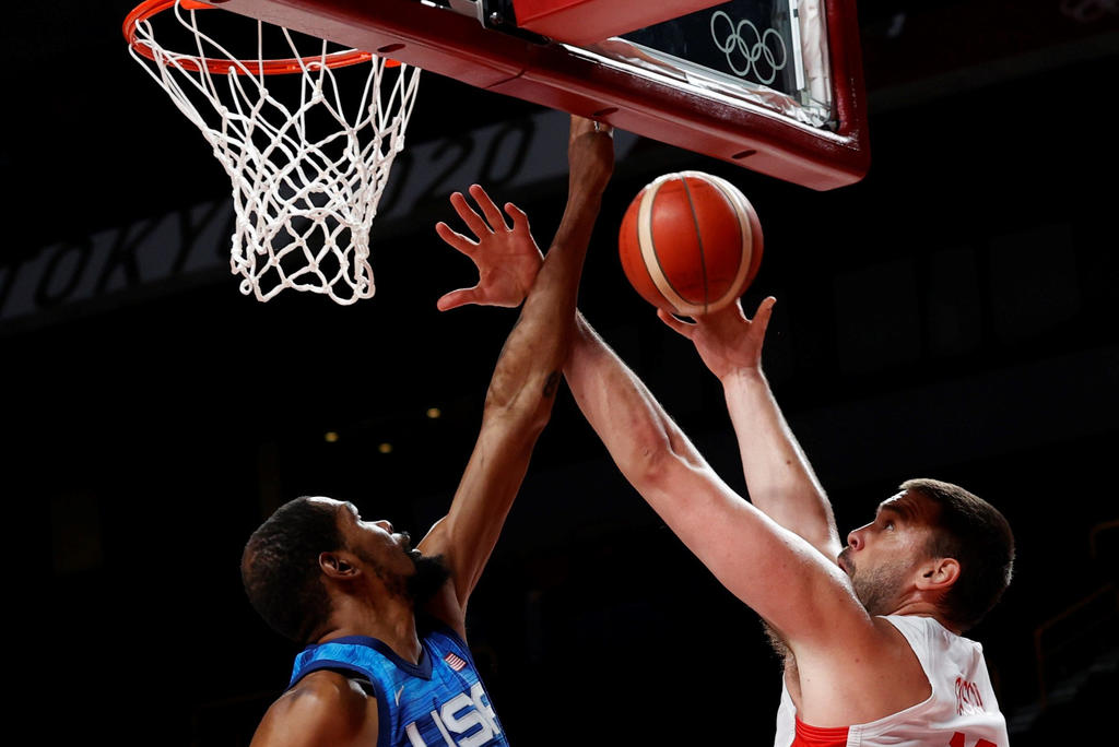  Estados Unidos acabó este martes con el viaje de España en los Juegos Olímpicos de Tokio 2020 derrotándola en cuartos de final (81-95) y también con la travesía de Pau y Marc Gasol en la selección española, en el que fue su último encuentro con el combinado nacional, al que dieron tantas alegrías. (ARCHIVO) 
