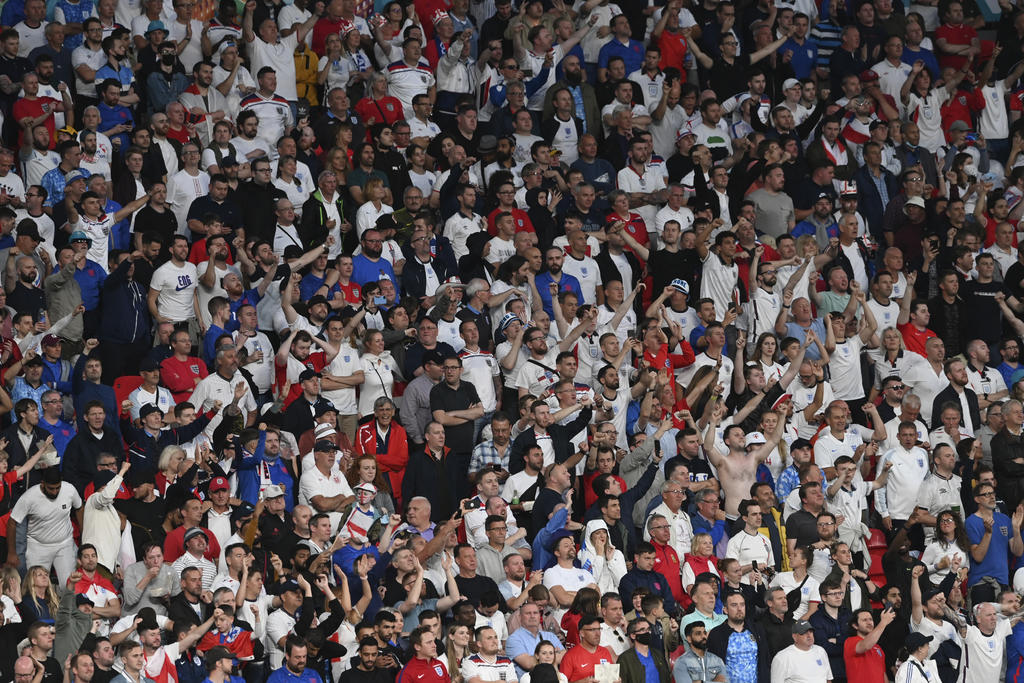 La UEFA abrió un procedimiento disciplinario contra la Asociación del Fútbol de Inglaterra el martes debido al comportamiento de los aficionados de ese país durante la final del Campeonato Europeo en el estadio Wembley. (AP) 
