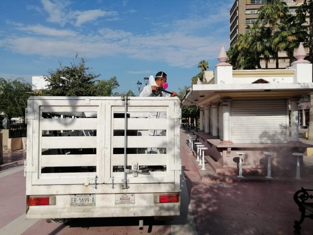 El Ayuntamiento de Torreón realizó durante este martes una nueva jornada de aplicación de sustancias eliminadora de virus en espacios públicos, esto como parte de la estrategia de atención emergente por la tercera ola de contagios del COVID-19 a nivel nacional. (ROBERTO ITURRIAGA)