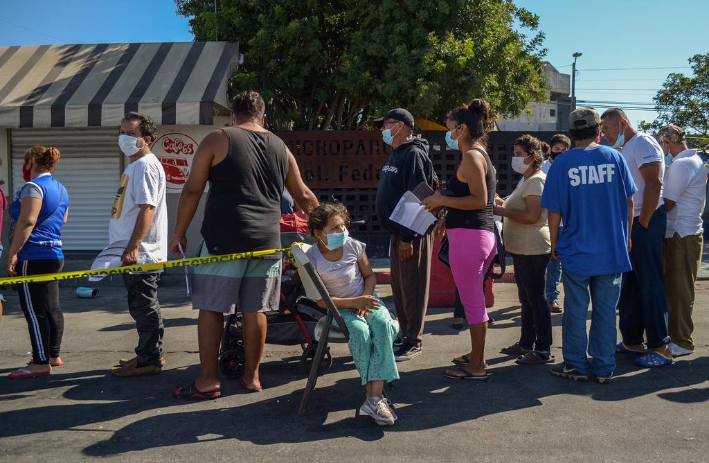 El Gobierno de Estados Unidos está estudiando vacunar a parte de los migrantes que cruzan irregularmente la frontera sur con México, según informó este martes el diario The Washington Post. (EFE)