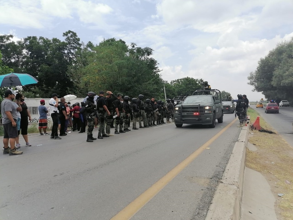 Habitantes de Santa Ana del Pilar bloquean la Torreón-San Pedro. (EL SIGLO DE TORREÓN / MARY VÁZQUEZ) 