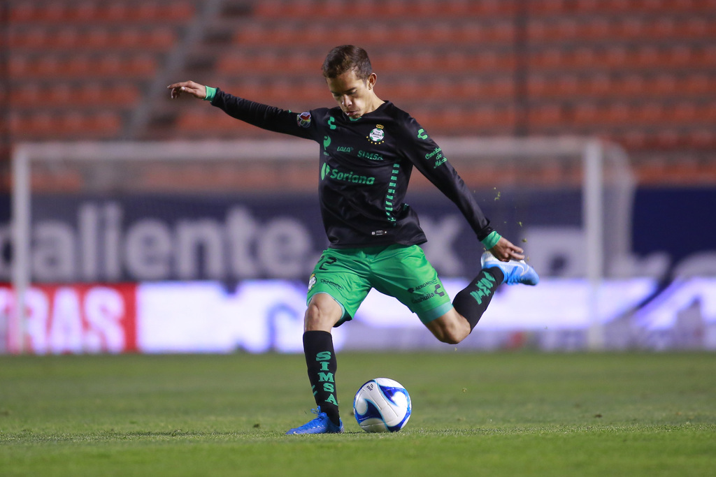 Ronaldo Prieto espera que con su trabajo se gane un puesto como titular en el equipo de Almada. (ESPECIAL)