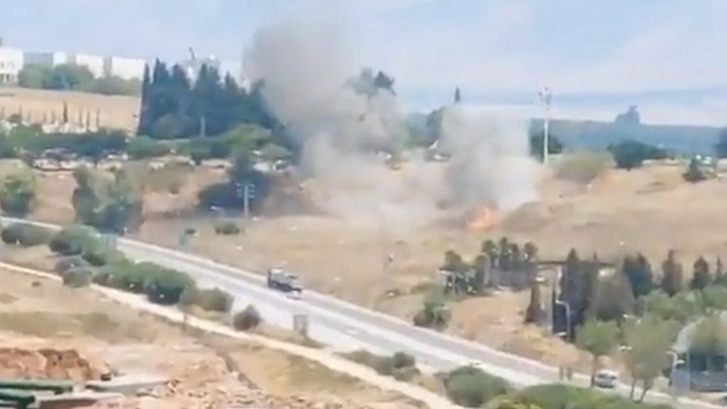 En respuesta a la agresión, 'las fuerzas de artillería del Ejército israelí dispararon contra territorio libanés', agregó, sin concretar más detalles.
(ESPECIAL)