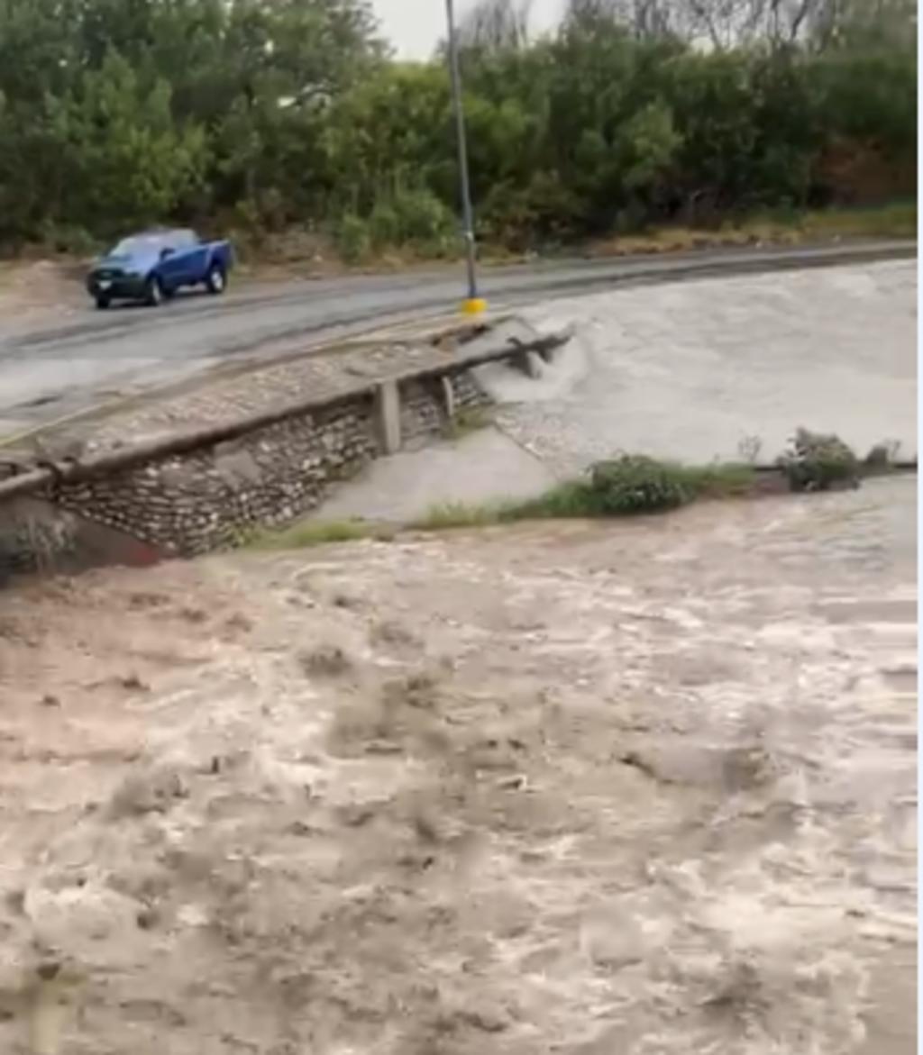 El propio alcalde grabó y compartió con su teléfono celular algunas imágenes de la crecida del río Monclova, así como la salida del torrente de los desagües del drenaje pluvial.

