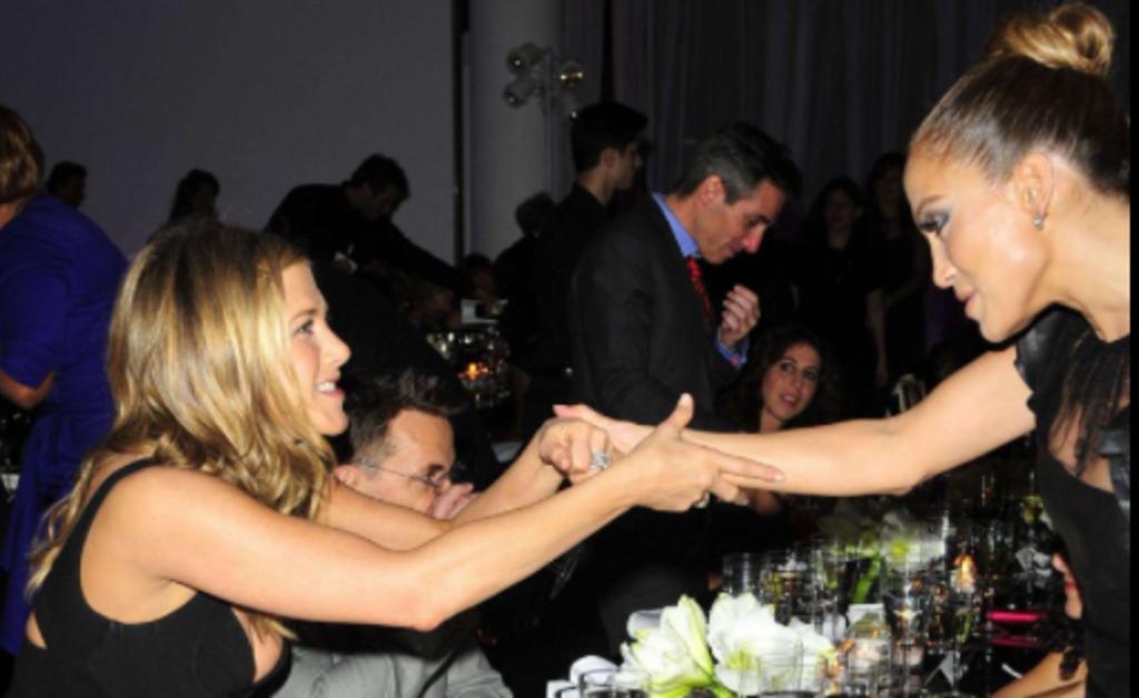 Jennifer Aniston puede tener décadas de experiencia en la alfombra roja, pero eso no significa que no esté celosa de la capacidad de Jennifer Lopez para posar. (ESPECIAL) 