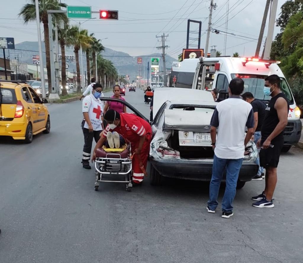El accidente ocurrió minutos después de las 19:00 horas del martes sobre el bulevar Pedro Rodríguez Triana, a la altura de la avenida Misión Santa María.
(EL SIGLO DE TORREÓN)