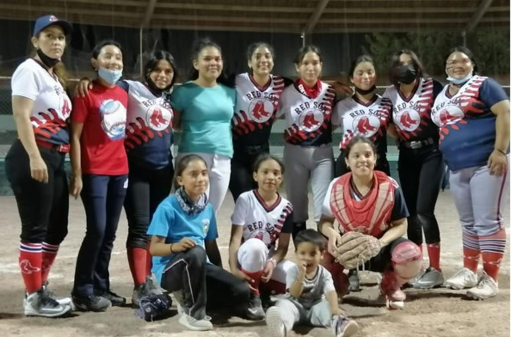 El equipo Red Sox logró la primera corona de su historia, luego de que días atrás se quedó con el campeonato del Torneo de Novatas, organizado por la Liga Municipal de Softbol Femenil de Torreón. (ESPECIAL)
