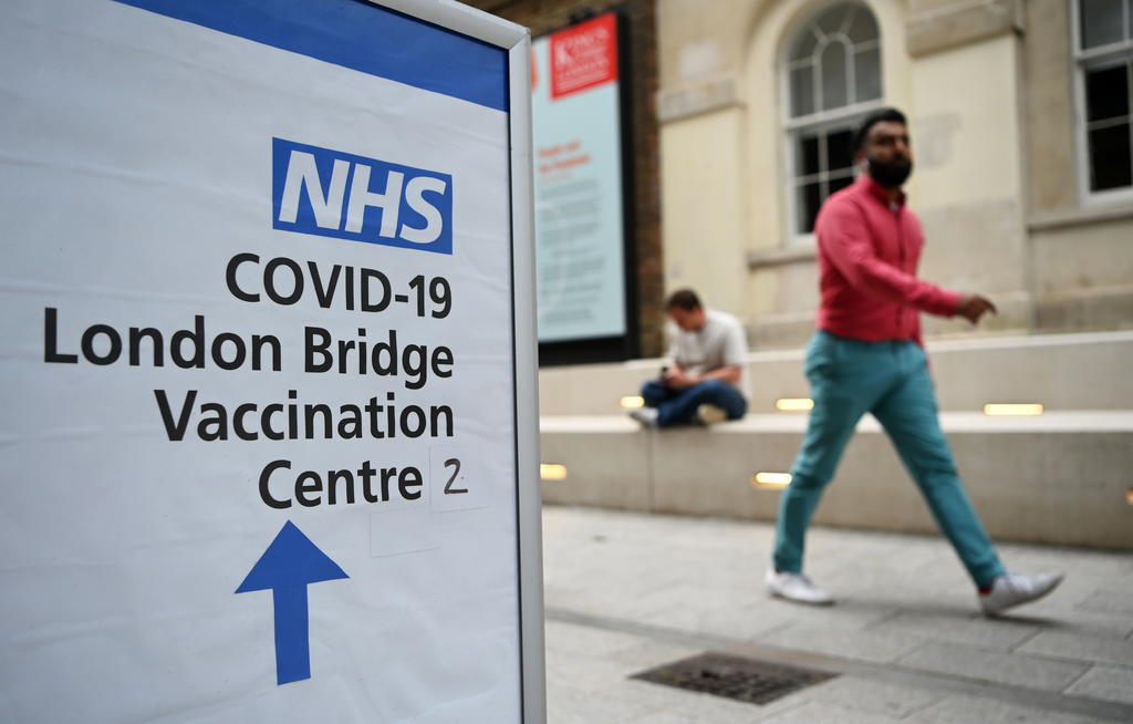 El Reino Unido planea ofrecer vacunas contra el coronavirus a jóvenes de 16 y 17 años en las próximas semanas, después que el organismo científico independiente que asesora al gobierno modificó sus consejos. (ARCHIVO) 

