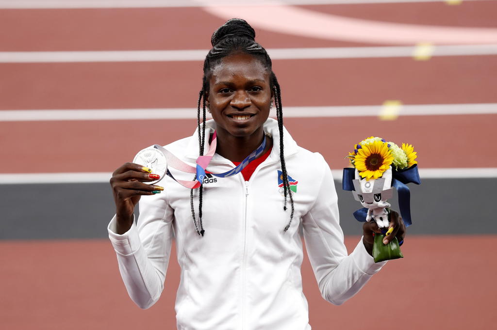 La atleta Christine Mboma ganó la medalla de plata en la final de los 200 metros de atletismo en los Juegos Olímpicos de Tokio 2020, marcando un tiempo de 21 segundos y 81 centésimas, superando a figuras importantes como la estadounidense Gabrielle Thomas y  la jamaiquina Shelly Ann Fraser. (ARCHIVO)
