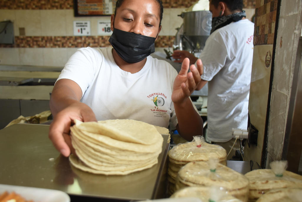 Los precios de la tortilla en establecimientos subieron de 15.66 a 17.79 pesos por kilo de julio de 2020 a julio de 2021, equivalente a 13.6%.  (ARCHIVO)