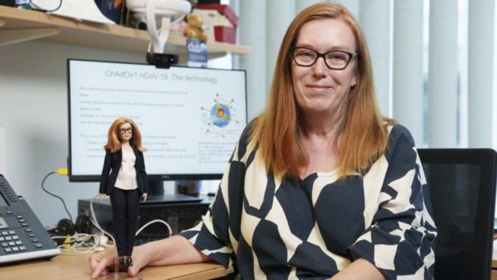 Una de las investigadoras responsables en la creación y fabricación de la vacuna antiCOVID de AstraZeneca, Sarah Gilbert, ha sido reconocida por la empresa Mattel, quién lanzó una muñeca Barbie en honor a la científica, que lleva más de 10 años dedicándose a la creación de tratamientos que induzcan la respuesta de las células T. (ESPECIAL) 