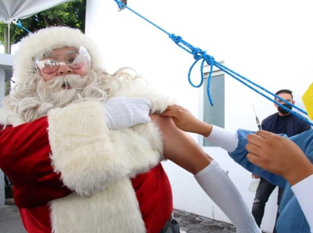 Santa Claus se sumó a los personajes que se han vacunado contra el COVID-19 en diversas zonas del estado de Puebla.