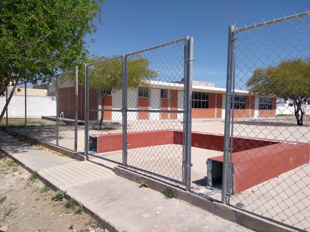 De cara al inicio del ciclo escolar 2021-2022, al menos 190 escuelas públicas de nivel básico de Coahuila con necesidades de infraestructura, servicios de agua potable y sanitarios e higiene y limpieza serán atendidas por la Iniciativa Privada, informó el secretario de Educación en el estado, Higinio González Calderón. (ARCHIVO)