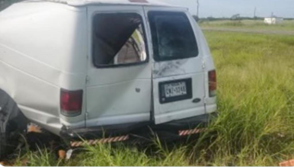 Una camioneta que llevaba a unos 25 pasajeros a bordo se estrelló el miércoles en una autopista remota del sur de Texas, causando la muerte de 11 personas y dejando heridas a más una docena, informaron las autoridades. (CORTESÍA)
