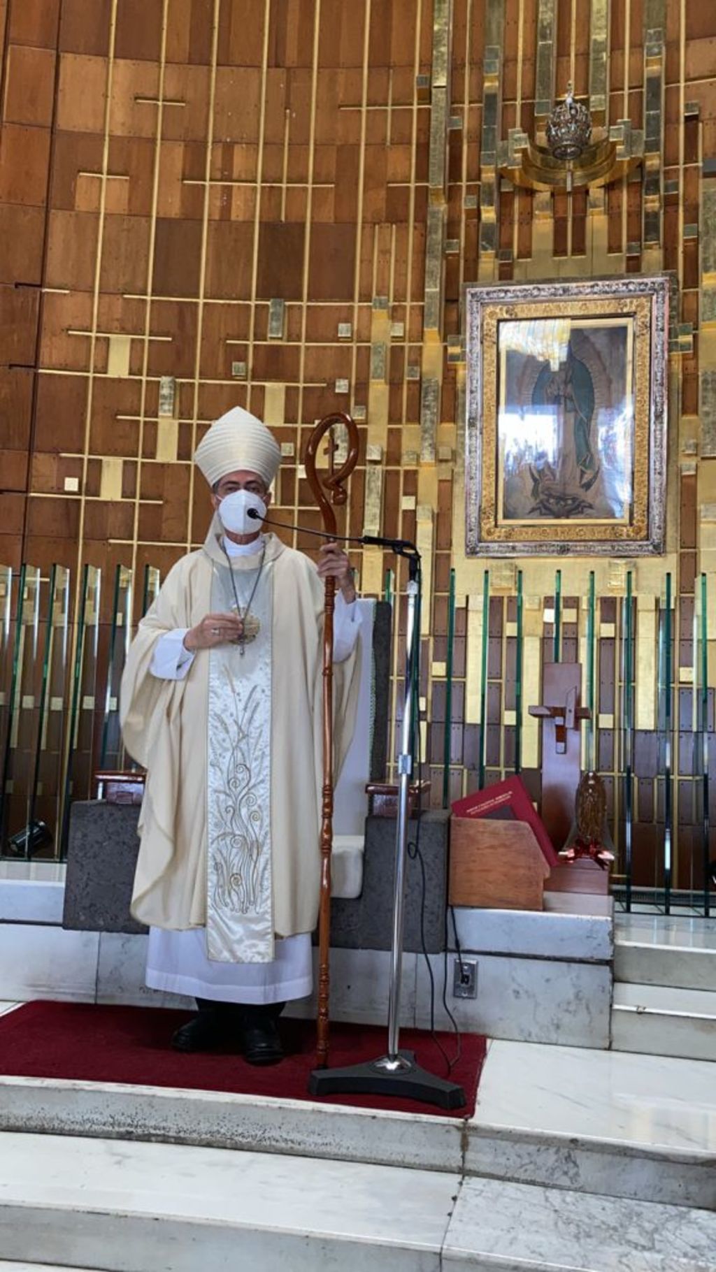 Monseñor Luis Martín Barraza Beltrán ofició una misa ayer desde la Basílica de Santa María de Guadalupe. (CORTESÍA)
