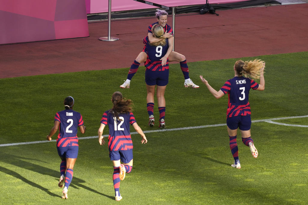 La selección femenina de fútbol de Estados Unidos volvió al podio de los Juegos Olímpicos tras su ausencia en la edición de Río de Janeiro y, aunque no fue el oro perseguido, obtuvo el bronce tras ganar con a Australia (3-4), con sufrimiento hasta el final a pesar de la ventaja obtenida al ritmo de Megan Rapinoe, que anotó un doblete, en el minuto 8 y el 20, en la hora de partido que disputó. (AP)
