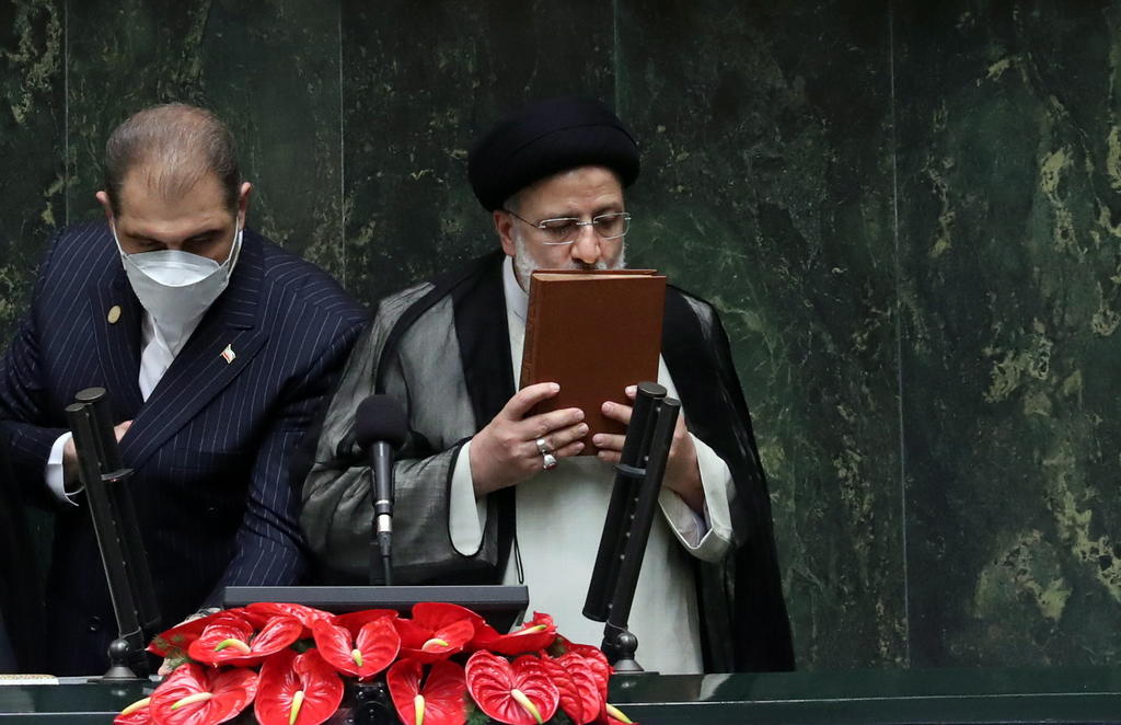 Ebrahim Raisi (d), protegido del líder supremo de Irán, asumió como presidente durante una ceremonia en el parlamento el jueves, una juramentación que completa la dominación de todas las ramas del poder por los intransigentes en la República Islámica. (EFE) 
