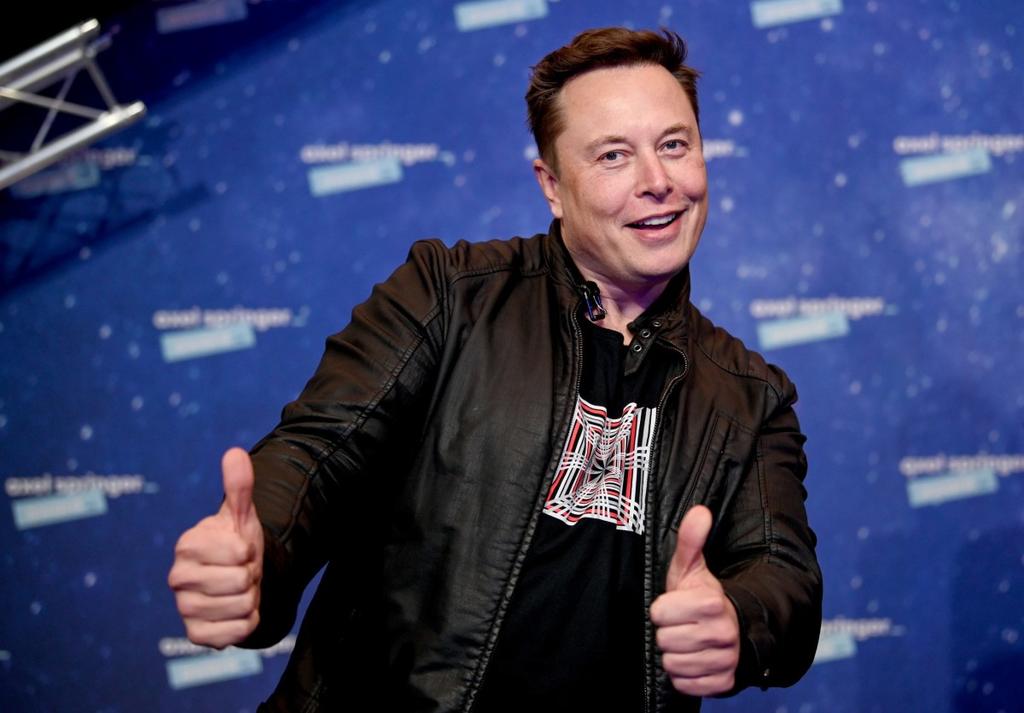 Uno de los empresarios más exitosos en la actualidad, que además también es considero una de las mentes más brillantes, es Elon Musk. Un hombre con negocios en industrias como automóviles, paneles solares, internet, viajes espaciales y transporte.