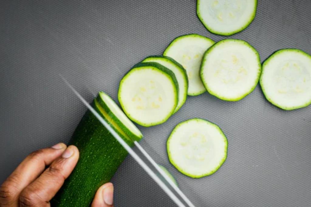 De seguro alguna vez te ha pasado esto. Estás degustando una deliciosa ensalada casera cuando de pronto notas un sabor bastante amargo que hace que tu lengua se repliegue y que tu cara se contraiga en un gesto de molestia.