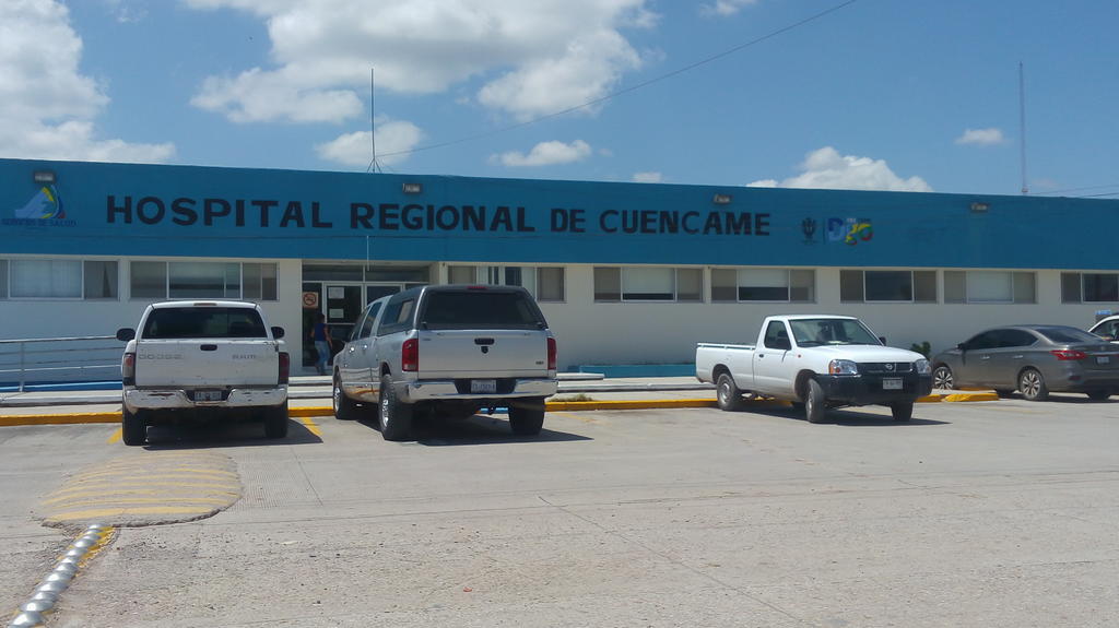 Conductor de camioneta sufre volcadura al circular sobre la autopista Gómez Palacio-Durango, el joven originario del estado de Chihuahua terminó en el hospital regional de Cuencamé. (EL SIGLO DE TORREÓN)