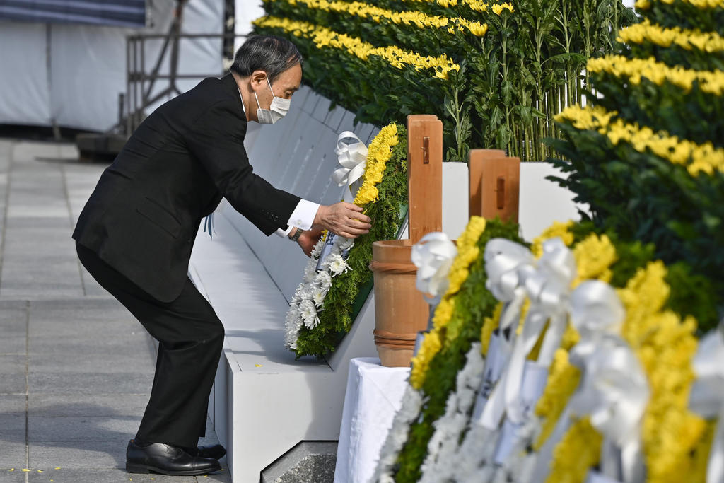 Hiroshima conmemoró el viernes el 76mo aniversario del primer bombardeo nuclear en el mundo, y el alcalde de la ciudad japonesa exhortó a los líderes globales a unirse para eliminar las armas atómicas, de la misma forma en que están unidos contra el coronavirus. (AP)