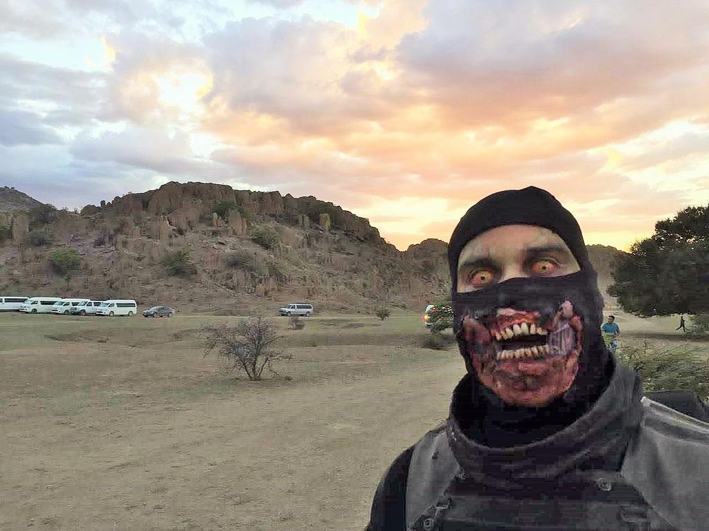 El actor lagunero Emilio Galván es uno de los protagonistas de Soldados o Zombies, serie que se estrena este viernes en Amazon Prime. (ESPECIAL)