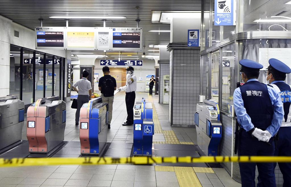 La policía nipona detuvo este viernes al presunto autor de un ataque con arma blanca en un vagón de la red ferroviaria de Tokio, que ha dejado aproximadamente una decena de heridos. (ESPECIAL) 
