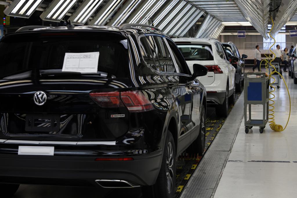 Volkswagen reportó una disminución de 52% en sus niveles de producción, ya que estuvo haciendo paros programados en la planta de Puebla por falta de semiconductores.
(ARCHIVO)