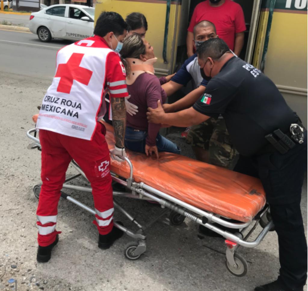 Paramédicos de la Cruz Roja arribaron al lugar para atender a 10 personas que viajaban como pasajeras, tres de las cuales fueron trasladados a distintos hospitales de la ciudad para su atención médica.
(EL SIGLO DE TORREÓN)