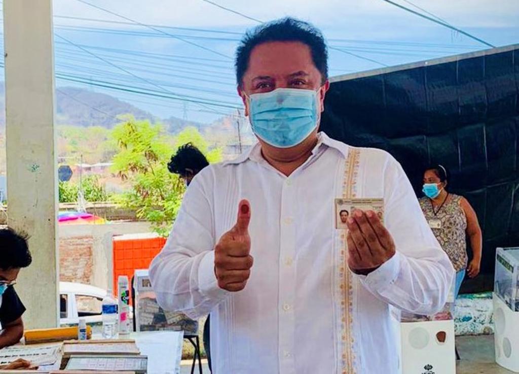 Pablo Amílcar Sandoval, hermano de la exsecretaria de la Función Pública, Irma Eréndira Sandoval, informó haber estado hospitalizado por COVID-19. (TWITTER)