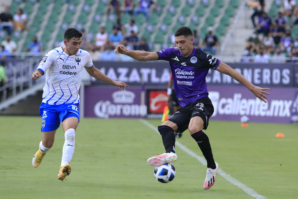 Mazatlán y Monterrey extendieron su marcha invicta después de igualar el viernes 1-1, en un partido en que los Rayados se quedaron con nueve hombres. (JAM MEDIA)