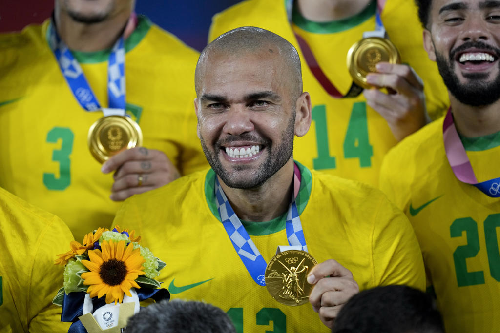 El brasileño Dani Alves, campeón olímpico con la selección masculina de fútbol en Tokio 2020, afirmó este sábado que ganar el oro es un 'momento indescriptible' y un 'sentimiento único' en el que 'sobran las palabras'. (AP)