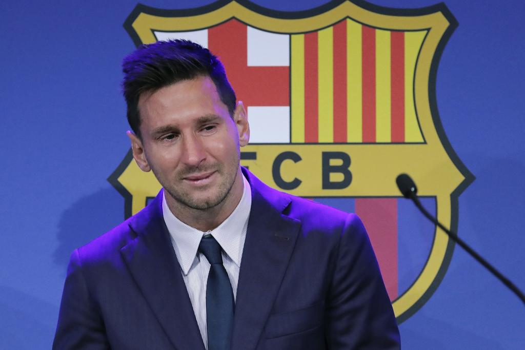 Lionel Messi no pudo contener la emoción el domingo en su despedida del Barcelona, y dijo que no estaba preparado para abandonar el club. (EFE)