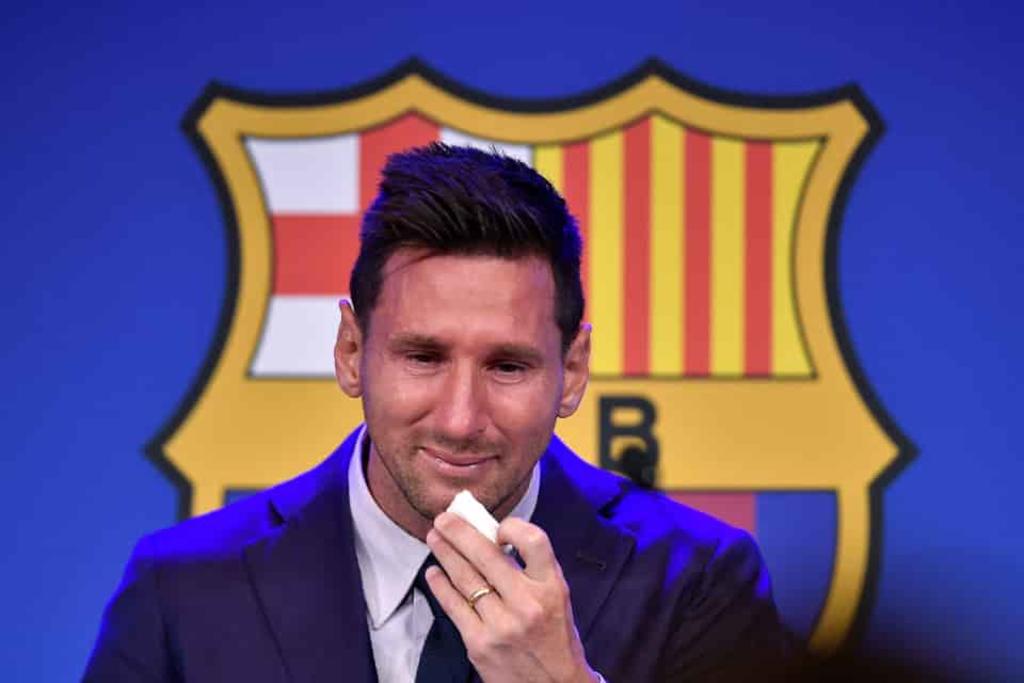 Durante la última conferencia como parte del FC Barcelona, el astro argentino, Lionel Messi rompió en llanto al tener que despedirse del club que lo formó durante 21 años de su vida.