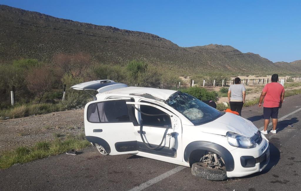 Una persona adulta y un menor de aproximadamente un año de edad, perdieron la vida luego de que el vehículo en el que viajaban sufrió una volcadura en la carretera Saltillo-Torreón. (EL SIGLO DE TORREÓN)