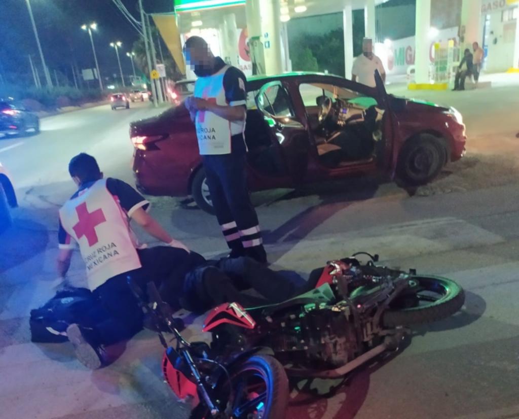 Un motociclista resultó lesionado tras ser impactado por un vehículo particular en la zona Centro de la ciudad de Torreón. (EL SIGLO DE TORREÓN)